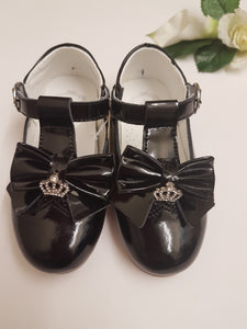 Black crown shoes